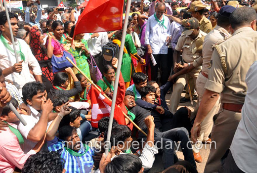 Raitha Sangha stages protest 1
